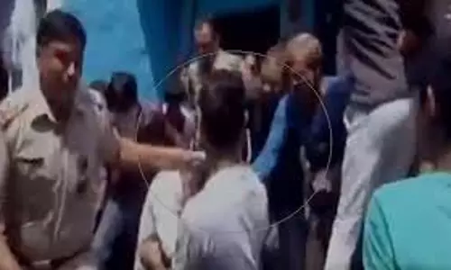 യുപിയില് പോത്തിനെ അറുത്ത യുവാവിന് പൊലീസ് നോക്കിനില്ക്കെ പ്രദേശവാസികളുടെ മര്ദ്ദനം യുപിയില് പോത്തിനെ അറുത്ത യുവാവിന് പൊലീസ് നോക്കിനില്ക്കെ പ്രദേശവാസികളുടെ മര്ദ്ദനം