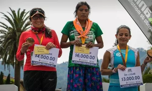 വള്ളിച്ചെരുപ്പും പാവാടയുമിട്ട് 50 കിലോമീറ്റര് ഓടി ജയിച്ച ഗോത്രപെണ്കുട്ടി വള്ളിച്ചെരുപ്പും പാവാടയുമിട്ട് 50 കിലോമീറ്റര് ഓടി ജയിച്ച ഗോത്രപെണ്കുട്ടി