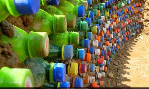 പ്ലാസ്റ്റിക് ഇങ്ങിനെയും ഉപയോഗിക്കാം..ജംഷഡ്പൂരിലെ കുപ്പികള്‍ കൊണ്ട് നിര്‍മ്മിച്ച ശൌചാലയം