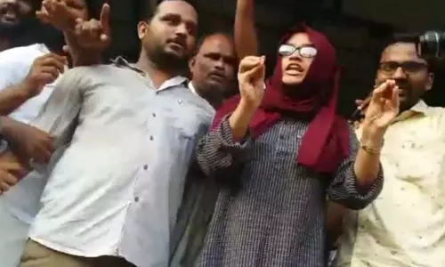 പിണറായി വിജയന് നിങ്ങളിത് കാണുന്നില്ലെ, കണ്ടില്ലെങ്കില് കണ്ണ് തുറന്ന് കാണണം; ആയിഷ റെന്നക്കെതിരായ സി.പി.ഐ.എം പ്രവര്ത്തകരുടെ മോശം പ്രതികരണത്തില് വിമര്ശവുമായി ബല്റാം പിണറായി വിജയന് നിങ്ങളിത് കാണുന്നില്ലെ, കണ്ടില്ലെങ്കില് കണ്ണ് തുറന്ന് കാണണം; ആയിഷ റെന്നക്കെതിരായ സി.പി.ഐ.എം പ്രവര്ത്തകരുടെ മോശം പ്രതികരണത്തില് വിമര്ശവുമായി ബല്റാം