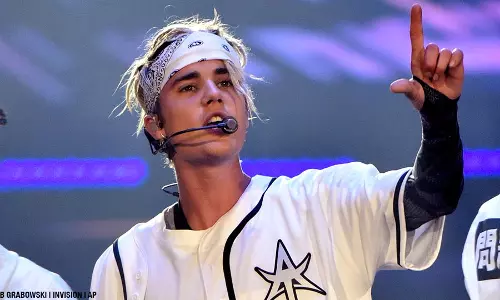 ആവശ്യപ്പെട്ട പാട്ട് പാടിയില്ല, ബീബറിന് കുപ്പിയേറ്