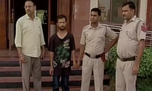 ചെകുത്താന് കൊല്ലുമെന്ന് പറഞ്ഞ് പിതാവ് മകളുടെ ചെവി മുറിച്ചു ചെകുത്താന് കൊല്ലുമെന്ന് പറഞ്ഞ് പിതാവ് മകളുടെ ചെവി മുറിച്ചു