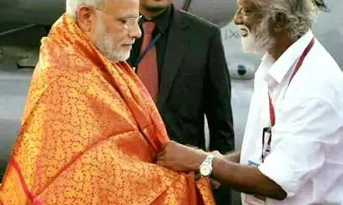 മോദിക്കും കുമ്മനത്തിനുമിടയില്‍ ദേ നമ്മുടെ കലക്ടര്‍ ബ്രോ...