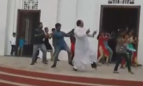 ഈ പള്ളീലച്ചന്‍ പൊളിയാണ്, പിള്ളാരും