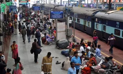 ചെറിയ നോട്ടുകളില്ല: യാത്രക്കാര്‍ ദുരിതത്തിലാകുമെന്ന് റെയില്‍വെ