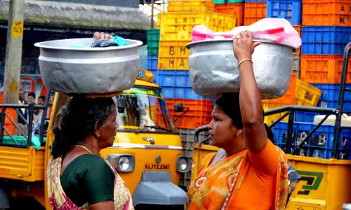 ഫോര്മലിന് ഭീതി: സംസ്ഥാനത്തെ മീന്വില കുത്തനെ ഇടിഞ്ഞു ഫോര്മലിന് ഭീതി: സംസ്ഥാനത്തെ മീന്വില കുത്തനെ ഇടിഞ്ഞു