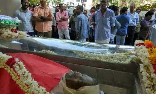 അശാന്തനോട് അയിത്തം: കോണ്‍ഗ്രസ് കൌണ്‍സിലറടക്കം 20 പേര്‍ക്കെതിരെ കേസെടുത്തു