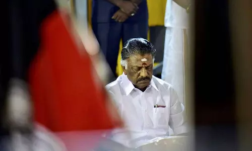 ജാനകിയെ വീഴ്ത്തിയ ജയയെ ഓര്‍മ്മിപ്പിച്ച് പനീര്‍ശെല്‍വം