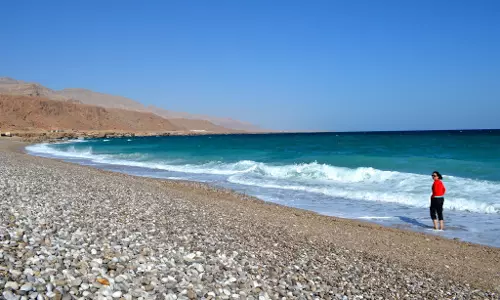 ഓരോ തിരയിലും വെള്ളാരംകല്ലുകള്‍; അത്ഭുതമായി ഒമാനിലെ തിവി ബീച്ച്