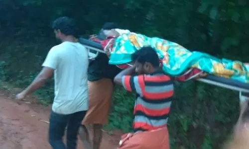 ദലിതുകളോട് അയിത്തം; രോഗിയെ എത്തിച്ചത് ചുമന്ന് ദലിതുകളോട് അയിത്തം; രോഗിയെ എത്തിച്ചത് ചുമന്ന്