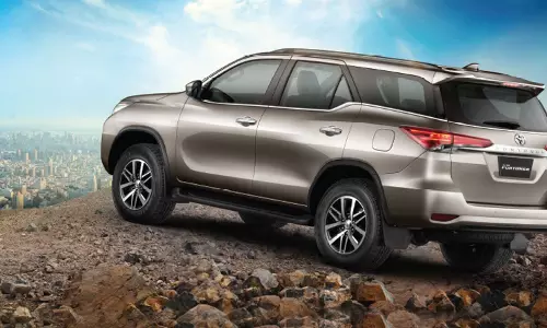 ‘ഞാന്‍ മന്ത്രിയാണ്, എനിക്ക് ഇന്നോവ വേണ്ട, ഫോര്‍ച്യൂണര്‍ തന്നെ വേണം’