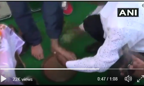 ബി.ജെ.പി എം.പിയുടെ കാല്‍ കഴുകി അഴുക്കുവെള്ളം കുടിച്ച് അനുയായി 