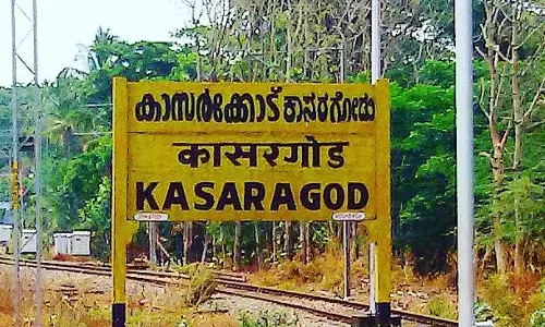 കാസര്‍കോട് സ്റ്റോപ്പില്ല; ട്രെയിന്‍ തടഞ്ഞ് പ്രതിഷേധം