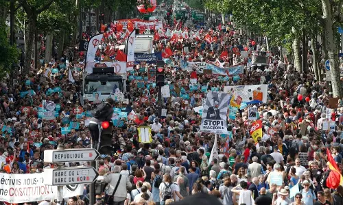ഫ്രഞ്ച് ഗവണ്‍മെന്റിന്റെ കുടിയേറ്റ നിയമങ്ങള്‍ക്കെതിരെ  പ്രതിഷേധം തുടരുന്നു