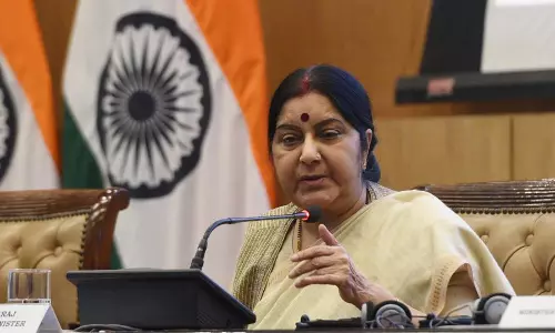 സുഷമാ സ്വരാജിനെ ട്രോളിയ സംഘപരിവാര് ട്വിറ്റര് അക്കൌണ്ടുകള് പിന്തുടരുന്നത് കേന്ദ്ര മന്ത്രിമാര് ഉള്പ്പെടെയുള്ള 41 എം.പിമാര് സുഷമാ സ്വരാജിനെ ട്രോളിയ സംഘപരിവാര് ട്വിറ്റര് അക്കൌണ്ടുകള് പിന്തുടരുന്നത് കേന്ദ്ര മന്ത്രിമാര് ഉള്പ്പെടെയുള്ള 41 എം.പിമാര്