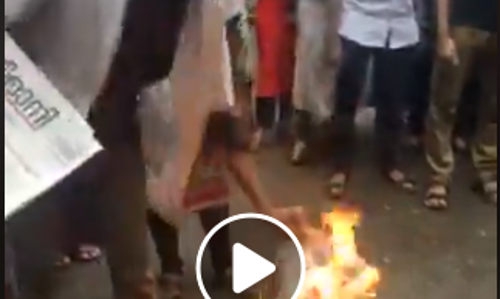 ദേശാഭിമാനിയുടെ ‘ഇസ്ലാമിക പുഞ്ചിരി ജിഹാദ്’; കോഴിക്കോട് മെഡിക്കല്‍ കോളേജില്‍ പത്രം കത്തിച്ച് വിദ്യാര്‍ത്ഥികളുടെ പ്രതിഷേധം