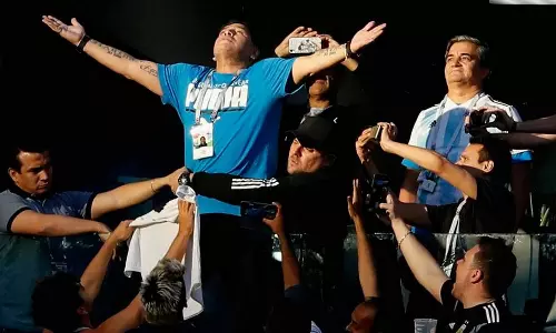 ആഘോഷത്തിനിടെ  മറഡോണക്ക് ദേഹാസ്വാസ്ഥ്യം; ആശുപത്രിയില്‍ പ്രവേശിപ്പിച്ചു 