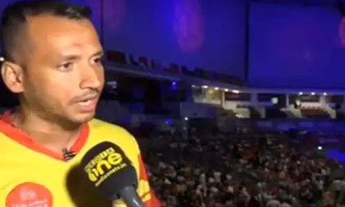 ഫുട്ബോള്‍ ആരാധകരെ 2022 ല്‍ ദോഹയിലേക്ക് ക്ഷണിക്കാനായി ലോകകപ്പ് കാണാന്‍ പോയ മലയാളി