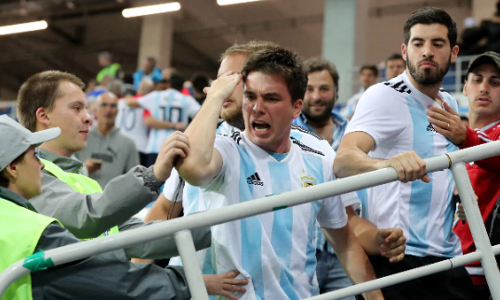 അങ്ങാടിയില്‍ തോറ്റതിന്... ക്രൊയേഷ്യന്‍ ആരാധകനെ വളഞ്ഞിട്ട് മര്‍ദിച്ച് അര്‍ജന്‍റീന ഫാന്‍സ്