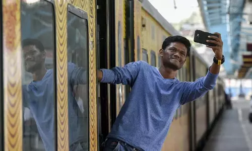 ട്രെയിന്‍ യാത്രയ്ക്കിടയിലെ സാഹസിക സെല്‍ഫിക്ക് ഇനി 2000 രൂപ