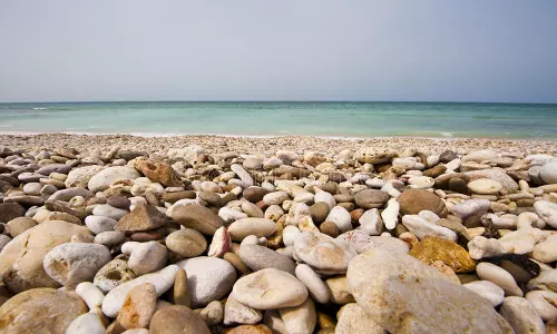 ഓരോ തിരയിലും വെള്ളാരംകല്ലുകള്‍; അത്ഭുതം ഒളിപ്പിച്ചുവച്ച് ഒമാനിലെ തിവി ബീച്ച്