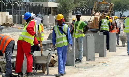 സൗദിയില്‍ ലേബര്‍ ക്യാമ്പ് തൊഴിലാളികളെ പോസ്റ്റ് പെയ്ഡ് സിം നല്‍കി കബളിപ്പിക്കുന്നു