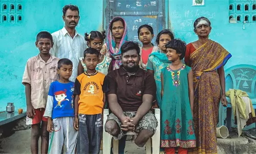 വലിയ ദുരന്തത്തെ നേരിട്ട കൊച്ചു ഫുട്ബോളറെ  തേടിയുള്ള ഒരു ഫോട്ടോഗ്രാഫറുടെ യാത്ര 