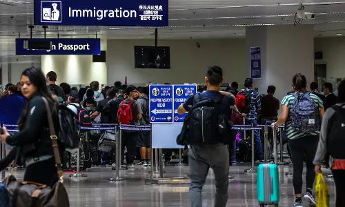 പരിചയമില്ലാത്തവരുടെ ഹാൻഡ് ബാഗുകൾ സ്വീകരിക്കരുത്; വിമാനയാത്രികര്‍ക്ക് മുന്നറിയിപ്പുമായി കുവൈത്ത് കസ്റ്റംസ്​ വിഭാഗം