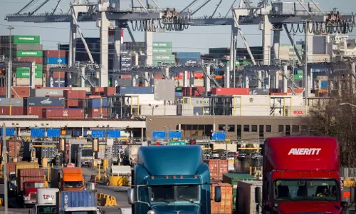 വന്‍ ആഗോള മാന്ദ്യത്തിന്റെ സൂചനകള്‍ നല്‍കി ട്രംപ് തുടങ്ങി വെച്ച വ്യാപാരയുദ്ധം മുറുകുന്നു