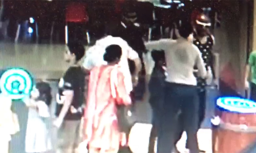 ബോളിവുഡ് ഗായകന്റെ പിതാവിനെ വിനോദ് കാംബ്ലിയുടെ ഭാര്യ മര്‍ദിക്കുന്ന ദൃശ്യങ്ങള്‍ പുറത്ത്