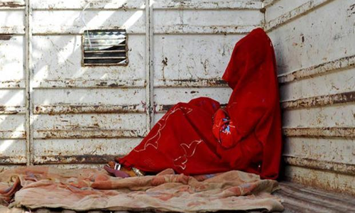 പെണ്‍കുട്ടി ശിലയാകുമെന്ന് പ്രവചനം; കുട്ടിയെ മണിക്കൂറുകളോളം ക്ഷേത്രനടയിലിരുത്തി വീട്ടുകാര്‍