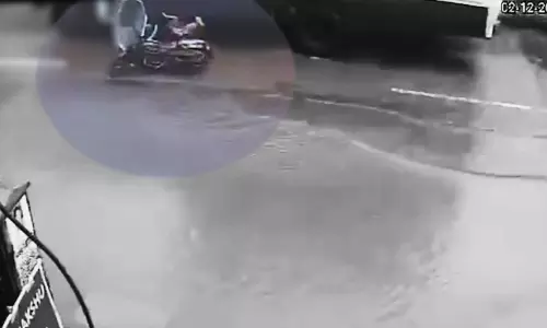 റോഡിലെ കുഴിയില്‍ വീണ് ബൈക്കില്‍ നിന്ന് തെറിച്ചുപോയ സ്ത്രീ ബസിനടിയില്‍പെട്ട് മരിച്ചു