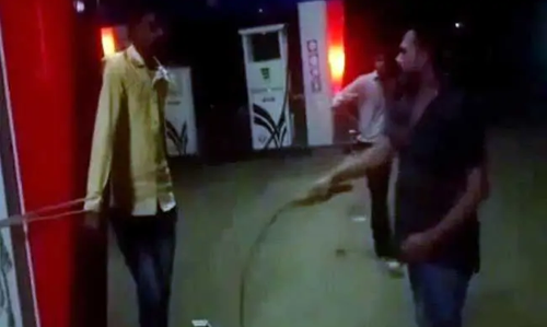 അഞ്ച് ദിവസം ജോലിക്ക് വന്നില്ല; ജീവനക്കാരനെ വിളിച്ചുവരുത്തി പമ്പുടമ കെട്ടിയിട്ട് തല്ലുന്ന ദൃശ്യങ്ങള്‍ പുറത്ത്