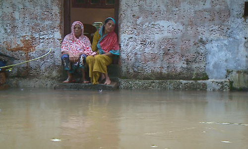 ഇവര്‍ ഇങ്ങനെ ഈ ഇരിപ്പു തുടങ്ങിയിട്ട് 18 വര്‍ഷമായി