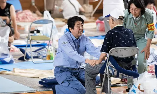 ജപ്പാനില് വെള്ളപ്പൊക്കം; മരണസംഖ്യ 176 കടന്നു, പ്രധാനമന്ത്രി ദുരിതബാധിത പ്രദേശങ്ങള് സന്ദര്ശിച്ചു ജപ്പാനില് വെള്ളപ്പൊക്കം; മരണസംഖ്യ 176 കടന്നു, പ്രധാനമന്ത്രി ദുരിതബാധിത പ്രദേശങ്ങള് സന്ദര്ശിച്ചു