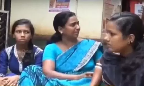 സാങ്കേതികത്വം പറഞ്ഞ് വീട് അനുവദിച്ചില്ല; അമ്മയും മക്കളും കുത്തിയിരിപ്പ് സമരത്തില്‍ 