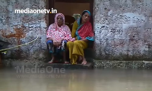 നിറഞ്ഞൊഴുകുന്ന തോടിനരികെ ജീവന്‍ പണയം വച്ച് ഇവര്‍ ഈ ഇരിപ്പു തുടങ്ങിയിട്ട് 18 വര്‍ഷമായി