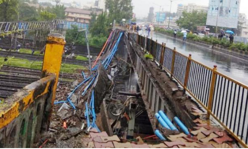 കനത്ത മഴ; അന്ധേരി റെയില്‍വെ സ്റ്റേഷന് സമീപത്തെ നടപ്പാലം തകര്‍ന്നു