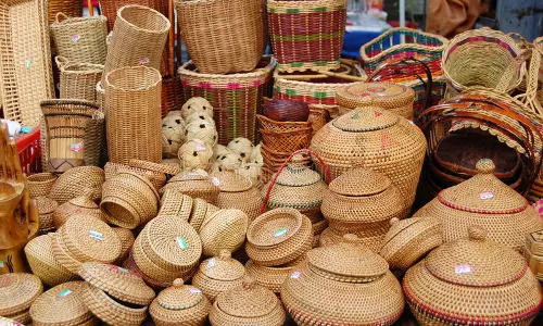 ഈറ്റ കിട്ടാനില്ല: പരമ്പരാഗത തൊഴിലാളികള്‍ ദുരിതത്തില്‍  