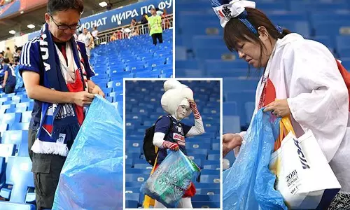 ഉള്ളുലഞ്ഞ്, നിറഞ്ഞ കണ്ണുകളുമായി ഓടിനടന്ന് അവര്‍ സ്റ്റേഡിയം വൃത്തിയാക്കി