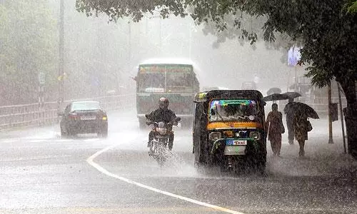 കനത്ത മഴ തുടരുന്നു, പലയിടങ്ങളും വെള്ളത്തിനടിയില്‍