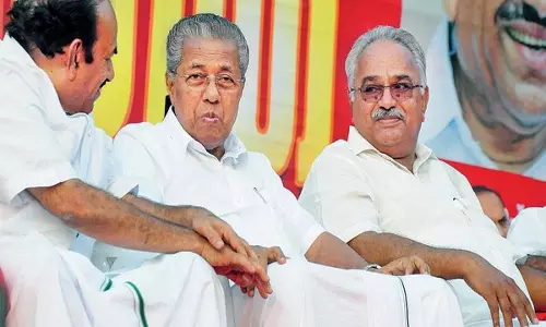 സ്പ്രിന്‍ക്ലര്‍ വിവാദത്തിന് പിന്നാലെ സ്വര്‍ണക്കടത്ത്: ഇടത് മുന്നണി രാഷ്ട്രീയം കൂടുതല്‍ കലുഷിതമാകുന്നു