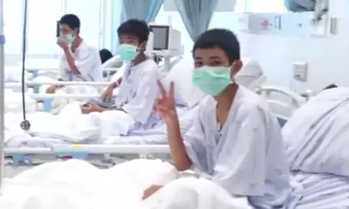 ഗുഹയില്‍ നിന്നും സ്ട്രെച്ചറില്‍ പുറത്തേക്ക് കടക്കുമ്പോള്‍ അവര്‍ ഉറങ്ങുകയായിരുന്നു.. 