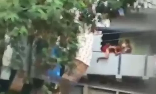 കൊലയാളിയെന്ന് ആരോപണം; യുവാവിനെ ആള്ക്കൂട്ടം കെട്ടിടത്തിന് മുകളില് നിന്ന് താഴേക്കെറിഞ്ഞു കൊലയാളിയെന്ന് ആരോപണം; യുവാവിനെ ആള്ക്കൂട്ടം കെട്ടിടത്തിന് മുകളില് നിന്ന് താഴേക്കെറിഞ്ഞു