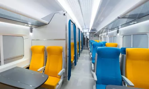 ഭക്ഷണബൂത്തുകള്‍, വൈഫൈ, ഓഫീസ് ജോലികള്‍ ചെയ്യാന്‍ പാകത്തില്‍ സീറ്റിങ്; ഇത് യാത്രക്കാര്‍ ഏറ്റെടുത്ത റെയില്‍വെ സര്‍വീസ്