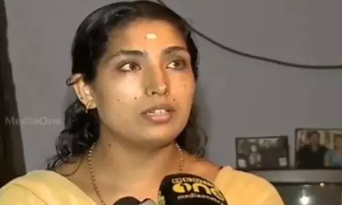 വീരമൃത്യു വരിച്ച സൈനികന്റെ ഭാര്യ ജോലിക്കായി ഓഫീസുകള്‍ കയറിയിറങ്ങുന്നു