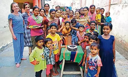 കേക്ക് മുറിച്ച്, പാട്ട് പാടി മുംബൈ ജയിലില്‍ തടവുകാരിയുടെ മകന്റെ പിറന്നാളാഘോഷം