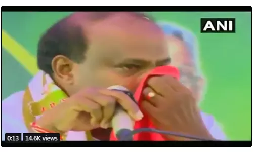 പൊട്ടിക്കരഞ്ഞ് എച്ച്ഡി കുമാരസ്വാമി “വിഷം കുടിച്ച പരമശിവന്റെ അവസ്ഥയാണിപ്പോള്‍”