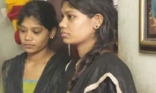 ജീവിതവഴിയിൽ തനിച്ചായ ഇരട്ട പെൺകുട്ടികൾക്ക് ആശ്വാസത്തിന്റെ തണലായി ഒരു നാട്