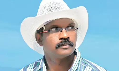 ഇന്ദ്രന്സിന് ഗ്ലാമര് പോരാത്തതുകൊണ്ടാണോ ചലച്ചിത്ര പുരസ്കാര വിതരണ ചടങ്ങില് സൂപ്പര്താരത്തെ മുഖ്യാതിഥിയായി ക്ഷണിക്കുന്നതെന്ന് സംവിധായകന് ബിജു ഇന്ദ്രന്സിന് ഗ്ലാമര് പോരാത്തതുകൊണ്ടാണോ ചലച്ചിത്ര പുരസ്കാര വിതരണ ചടങ്ങില് സൂപ്പര്താരത്തെ മുഖ്യാതിഥിയായി ക്ഷണിക്കുന്നതെന്ന് സംവിധായകന് ബിജു